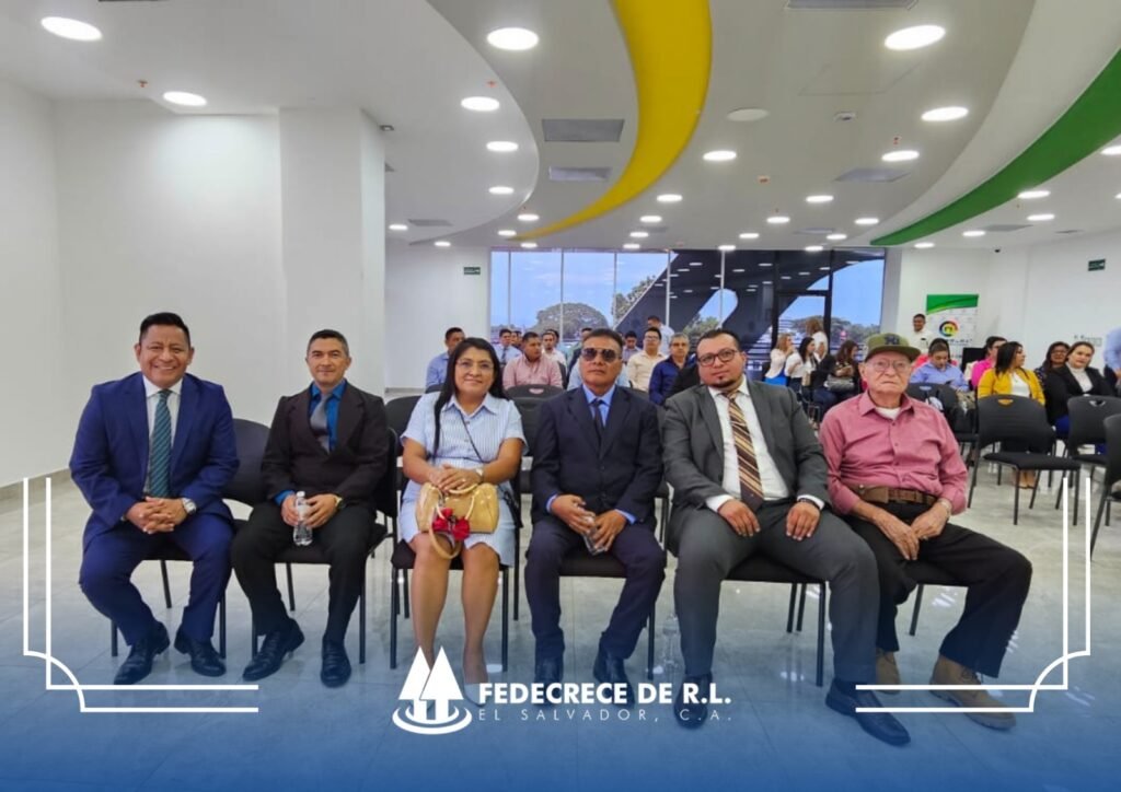 Invitados especiales durante el acto de inauguración de la nueva sucursal de COPADEO de R.L.